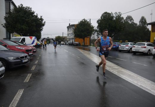 Ricardo Léon Viñas, do Clube Atletismo Sar Vermú Petroni, gaña a VII Carreira Pedestre Popular Concello de Touro na que participaron arredor de 200 corredores